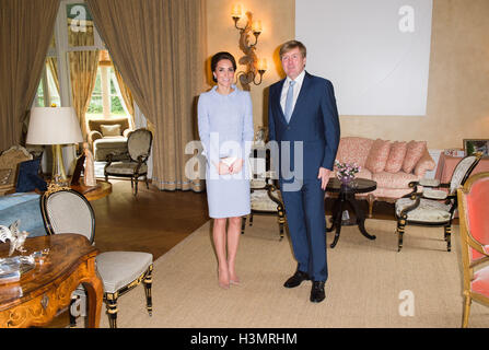 La Duchessa di Cambridge soddisfa re Willem Alexander dei Paesi Bassi a Villa Eikenhorst all'Aia, Paesi Bassi. Foto Stock