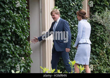La Duchessa di Cambridge soddisfa re Willem Alexander dei Paesi Bassi a Villa Eikenhorst all'Aia, Paesi Bassi. Foto Stock