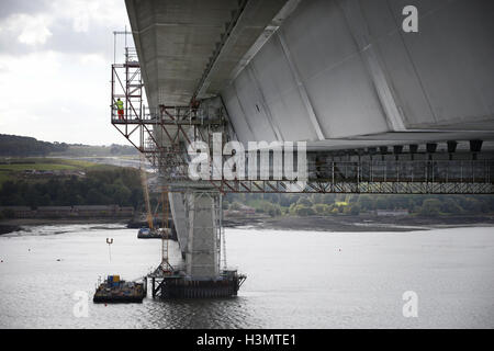 Una vista da sotto il ponte stradale sul Queensferry Crossing come il nuovo ponte sul Firth of Forth è ufficialmente entrato il record di libri. Foto Stock