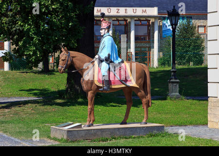 Statua di un ussaro ungherese (luce) di cavalleria a cavallo nei giardini del Palazzo Festetics (1745) a Keszthely, Ungheria Foto Stock