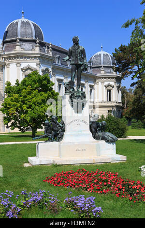 Statua del conte György Festetics di Tolna (1755-1819) al di fuori del palazzo Festetics (1745) a Keszthely, Ungheria Foto Stock