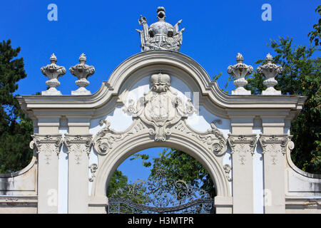 Uno dei cancelli di ingresso ai giardini del Palazzo Festetics (1745) a Keszthely, Ungheria Foto Stock