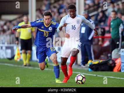 Inghilterra U21's Demarai grigio (a destra) e la Bosnia ed Erzegovina U21's Armin Cerimagic battaglia per la sfera durante il 2017 UEFA Europei Under-21 Campionato match di qualificazione presso le banche's Stadium, Walsall. Foto Stock