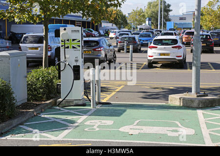 Auto elettrica punto di carica al di fuori del ramo di Croydon di Ikea sulla Purley Way, un grande REGNO UNITO area retail Foto Stock