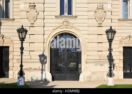 Ingresso alla torre campanaria del Palazzo Festetics (1745) a Keszthely, Ungheria Foto Stock