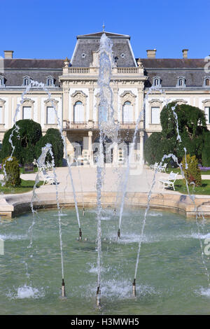 L'ingresso principale con le fontane del Palazzo Festetics (1745) a Keszthely, Ungheria Foto Stock