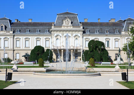 L'ingresso principale con le fontane del Palazzo Festetics (1745) a Keszthely, Ungheria Foto Stock