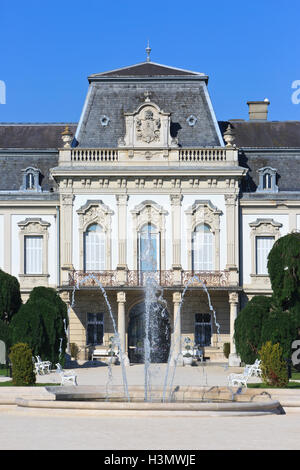 L'ingresso principale con le fontane del Palazzo Festetics (1745) a Keszthely, Ungheria Foto Stock