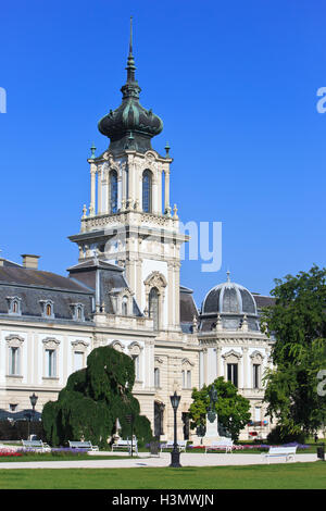 Statua del conte György Festetics di Tolna (1755-1819) al di fuori del palazzo Festetics (1745) a Keszthely, Ungheria Foto Stock