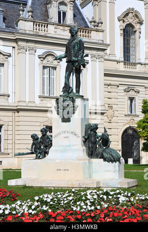 Statua del conte György Festetics di Tolna (1755-1819) al di fuori del palazzo Festetics (1745) a Keszthely, Ungheria Foto Stock