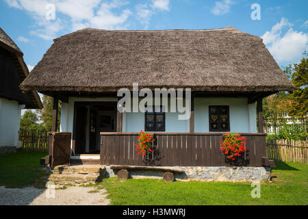 Casa Tradizionale con tetto in paglia in Kumrovec, Croazia Foto Stock