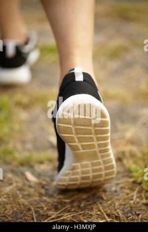 Tagliate vista posteriore delle donne piedi indossando scarpe da corsa Foto Stock