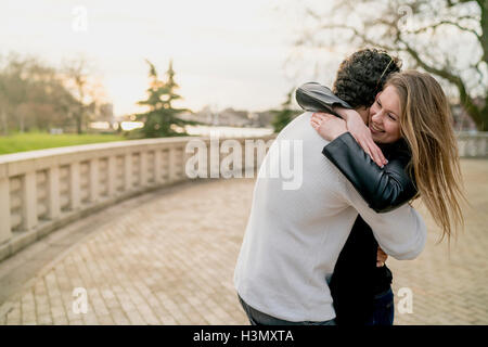 Coppia romantica abbracciando in Battersea Park, London, Regno Unito Foto Stock