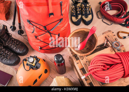 Vista aerea del preparato arrampicata attrezzature con zaino in spalla, Stivali di arrampicata e corda di arrampicata Foto Stock