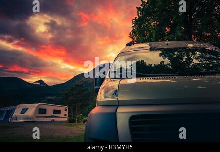 Scenic RV Park Camping durante la bella estate tramonto. Camper e roulotte in background. Foto Stock