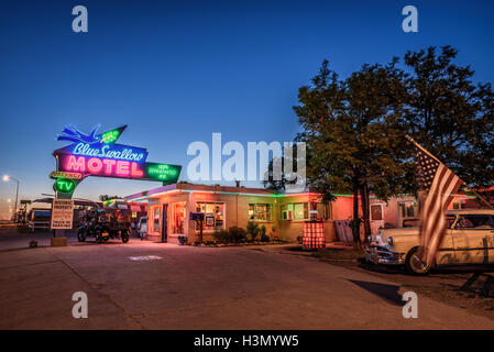 Blu storico Swallow Motel con auto d'epoca parcheggiato di fronte ad esso Foto Stock