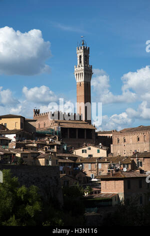 Siena, Toscana, Italia. Settembre 2016 Torre del Mangia al di sopra del Palazzo Pubblico in Piazza del Campo Foto Stock