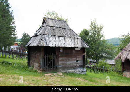 Tradizionale casa serbo nel museo all aperto. Situato presso il village Sirogojno, presso il monte Zlatibor, Serbia Foto Stock