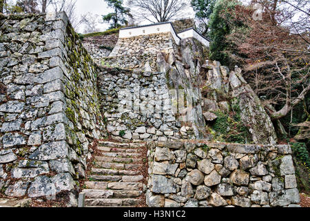 Giappone, Takahashi. Bitchu il Castello di Matsuyama e. Rovine di gate Otemon, la principale area di gate con Sannomaru ed ha pareti in pietra della Umaya sopra. Foto Stock