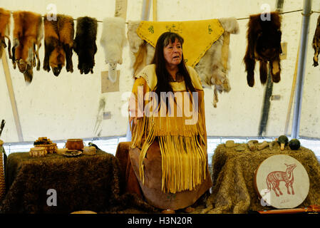 Un nativo americano (Micmac) donna parlando in un wigwam, con oggetti tradizionali e pellicce. Kouchibouguac NP New Brunswick Canada Foto Stock