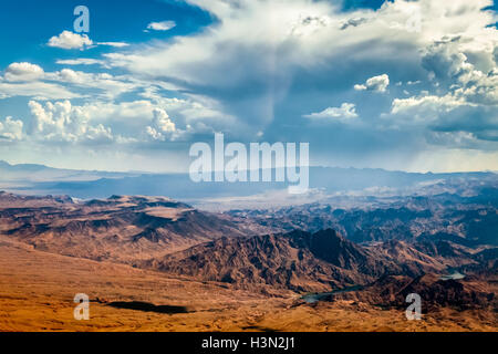 Tempesta avvicinando le montagne vicino a Las Vegas Foto Stock