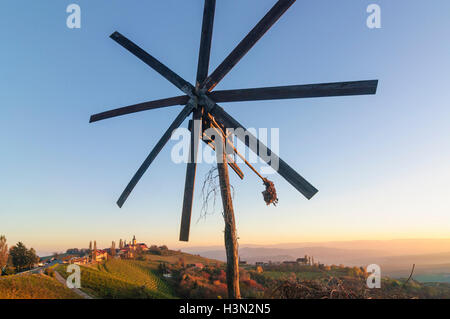 Kitzeck im Sausal (Südsteirisches Weinland): Klapotetz (vento ruota, utilizzato come bird scarer), chiesa Maria dolorose, vigneti, villa Foto Stock