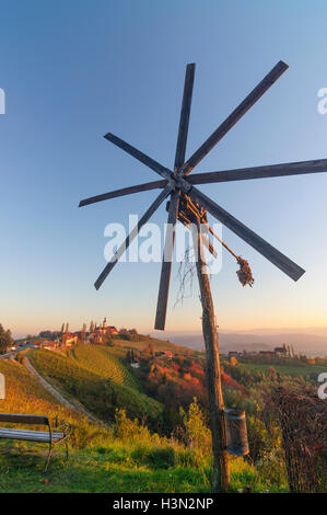 Kitzeck im Sausal (Südsteirisches Weinland): Klapotetz (vento ruota, utilizzato come bird scarer), chiesa Maria dolorose, vigneti, villa Foto Stock