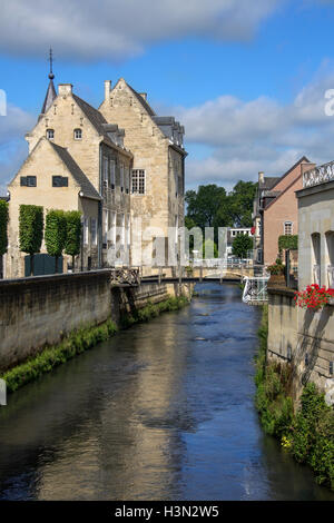 Il fiume Geul scorre passato edifici storici di Valkenburg aan de Geul nella provincia del Limburgo, Paesi Bassi Foto Stock