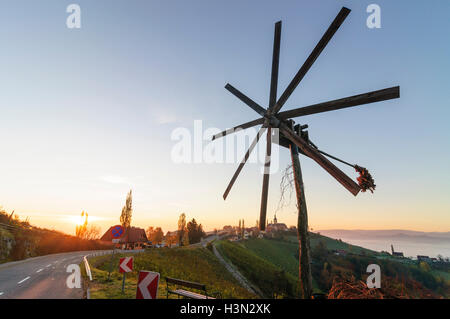 Kitzeck im Sausal (Südsteirisches Weinland): la chiesa di Maria dolorosa, vigneti, villaggio, sunrise, Klapotetz (vento ruota, utilizzato come b Foto Stock