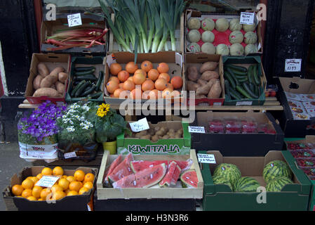 La frutta e la verdura shop display di stallo con scatole Foto Stock