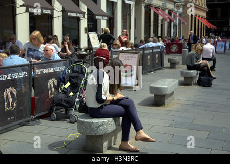 Glasgow tourist viaggiatori che visitano la città smartphone Foto Stock