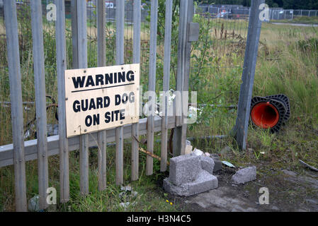 Avvertenza cane da guardia sul sito giardini privati cartello segnaletico gate Foto Stock