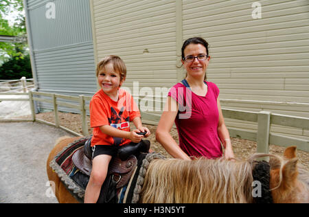 Un orgoglioso mamma e suo figlio di quattro anni per la sua prima corsa di pony Foto Stock