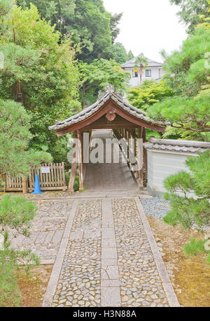 Ponte coperto verso Ryogin-un sub-tempio in a Kyoto. Ryogin-un è situato sui terreni di Tofuku-ji tempio buddista Foto Stock