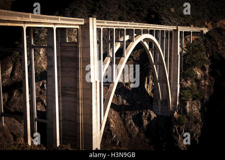 Bixby Creek Bridge, Big Sur sul Pacifico autostrada costiera, California, Stati Uniti d'America. Foto Stock