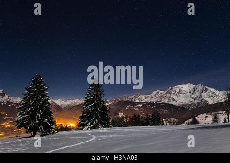 Incandescente stelle su montagne di notte nei pressi del Monte Bianco, Chamonix, Francia Foto Stock