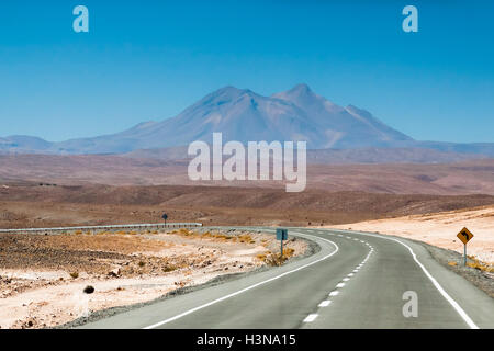 Strada nel deserto di Atacama con le montagne sullo sfondo, Sud America Foto Stock