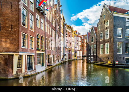 Tipico di Amsterdam e sul canale olandese di architettura medievale in una mattina di sole Foto Stock