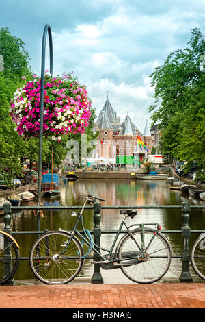 Tipica veduta di Amsterdam con la bici e canali ed edifici storici. Foto Stock
