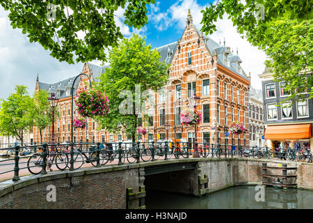 Tipico canale lato cityscape di Amsterdam Foto Stock