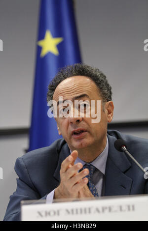Kiev, Ucraina. 10 ottobre, 2016. Il capo della delegazione UE in Ucraina Ambasciatore Hugues Mingarelli è visto durante il suo primo incontro con l'Ucraino i rappresentanti dei media a Kiev, 10 ottobre 2016. Credito: Sergii Kharchenko/ZUMA filo/Alamy Live News Foto Stock