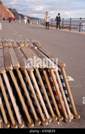 Sidmouth. Con la stagione estiva oltre, il lungomare con le sedie a sdraio sono imballati lontano fino a quando la prossima primavera sulla spianata a Sidmouth, nel Devon Foto Stock