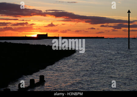 Stone Jetty Morecambe Lancashire, Regno Unito. 10 ottobre, 2016. Sole che tramonta dietro Morecambe della pietra Jetty Credito: David Billinge/Alamy Live News Foto Stock