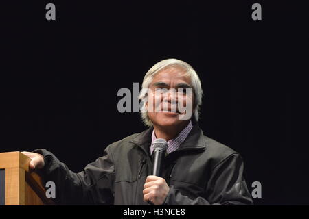 Boston, Massachusetts, USA. 1 Mar, 2016. NICK UT, dei premi Pulitzer fotografo è un ospite presso la Suffolk University di Boston con amico MARK EDWARD HARRIS dove hanno tenuto conferenze e ha tenuto una master class in comunicazione e giornalismo dipartimento. © Kenneth Martin/ZUMA filo/Alamy Live News Foto Stock