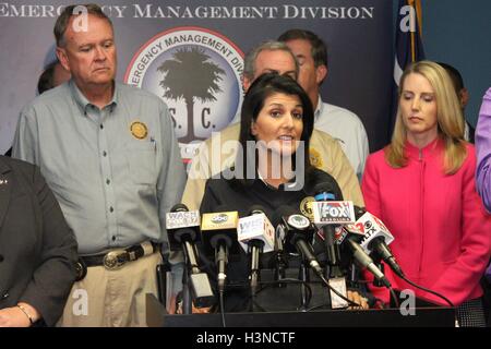 Carolina del Sud, Stati Uniti d'America. 10 ott 2016. Carolina del Sud governatore Nikki Haley dà uragano Matthew aggiornare a 1PM EST, la revoca di un ordine di evacuazione per Charleston, Dorchester, Berkeley e Colleton Countie, Ottobre 10, 2016. Gazzetta Governor Office Foto di Camlin Moore. Immagine via Gado Immagini/Alamy Live News. Foto Stock