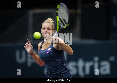 Linz, Austria. 10 ottobre, 2016. Kristyna Pliskova in azione al 2016 Generali Ladies Linz WTA torneo internazionale di tennis Credito: Jimmie48 Fotografia/Alamy Live News Foto Stock