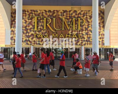 Atlantic City, USA. Il 15 agosto, 2016. Un file foto di dipendenti dimostrando di migliorare le condizioni di lavoro al di fuori del "Trump Taj Mahal" casinò e hotel in noi il gioco d'azzardo roccaforte di Atlantic City, Stati Uniti d'America, il 15 agosto 2016. (Foto: HANNES BREUSTEDT/dpa)/dpa/Alamy Live News Foto Stock