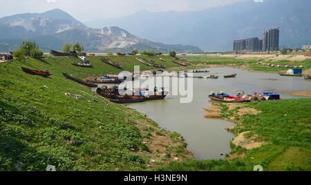 Nanchang, cinese della provincia di Jiangxi. 10 ottobre, 2016. Barche da pesca sono visibili sul letto esposta del Lago Poyang nella città di Lushan, Cina orientale della provincia di Jiangxi, Ottobre 10, 2016. Cina il più grande lago d'acqua dolce, Lago Poyang, ha visto ridurre drasticamente il livello di acqua negli ultimi giorni. Il lago ha colpito a basso livelli di acqua di circa 54 giorni prima rispetto alla media degli anni precedenti, secondo le statistiche del Jiangxi provinciale ufficio idrografico. © Hu Chenhuan/Xinhua/Alamy Live News Foto Stock