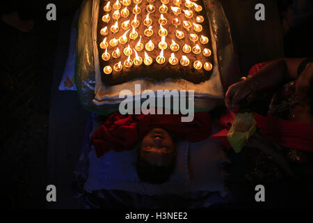 Bhaktapur, Nepal. Undicesimo oct, 2016. Un devoto nepalese è coperto con illumina di lampade ad olio sul suo corpo mentre offrendo preghiere durante la Durga Puja, che cade il decimo giorno di quindici giorni, lungo l induismo il più grande festival religioso di Dashain in Bhaktapur, Nepal Martedì, 11 ottobre 2016. Dashain è la più lunga e la più promettente festival nel calendario nepalese, celebrata in tutta la nazione e il mondo dal popolo nepalese. © Skanda Gautam/ZUMA filo/Alamy Live News Foto Stock