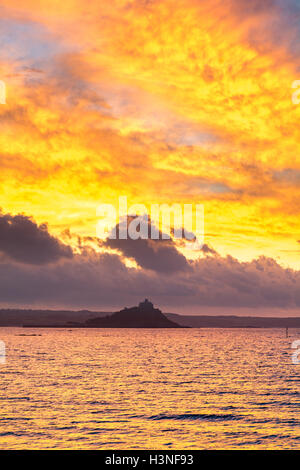 Penzance, Cornwall, Regno Unito, 11 ottobre 2016. Regno Unito Meteo. Avviamento a freddo al giorno su Mounts Bay, come il sole sorge su St Michaels monta, portando colori spettacolari per il cielo e il mare. Credito: Simon Maycock/Alamy Live News Foto Stock